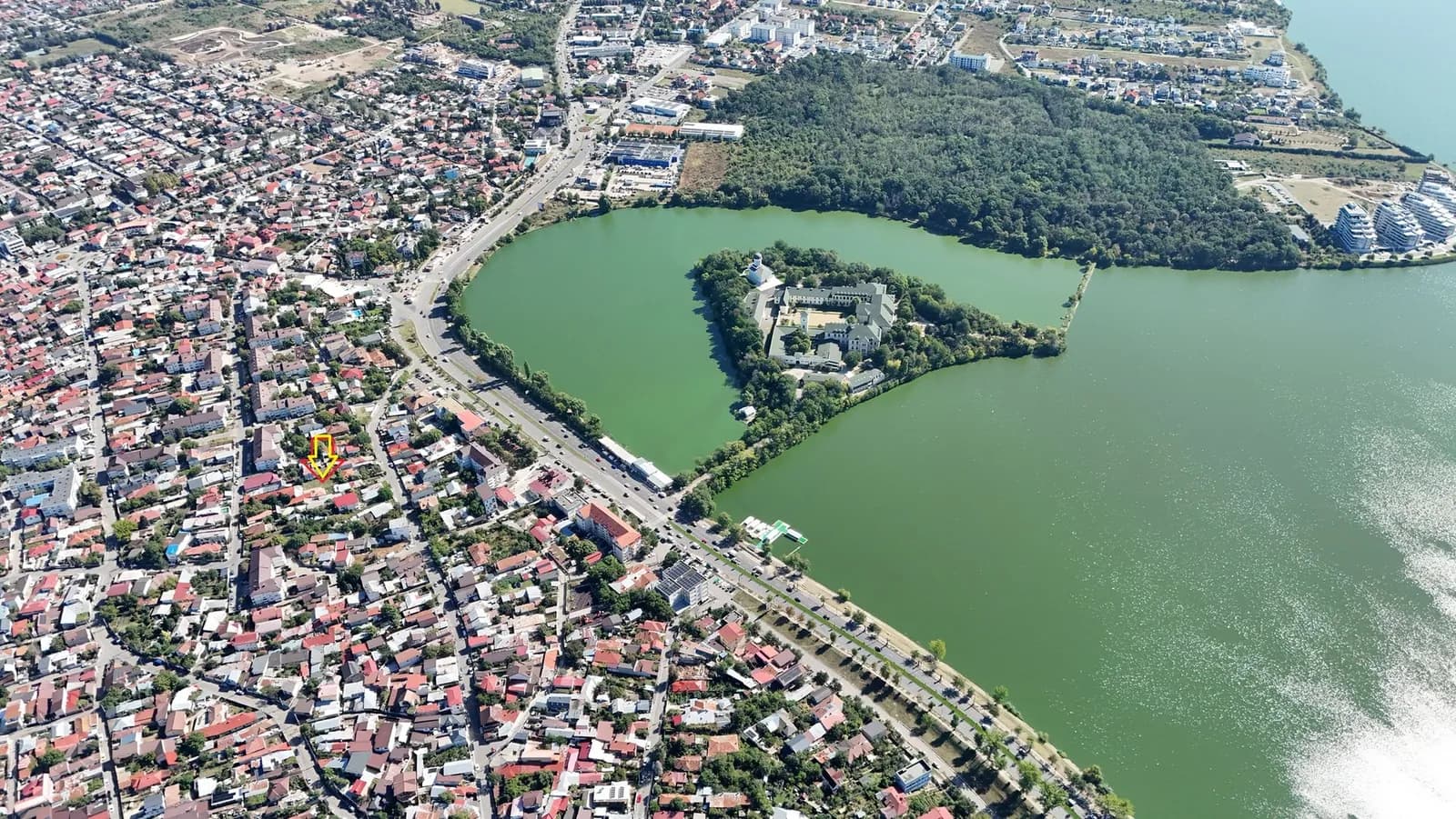 Teren în zona urbanizată, aproape de apă