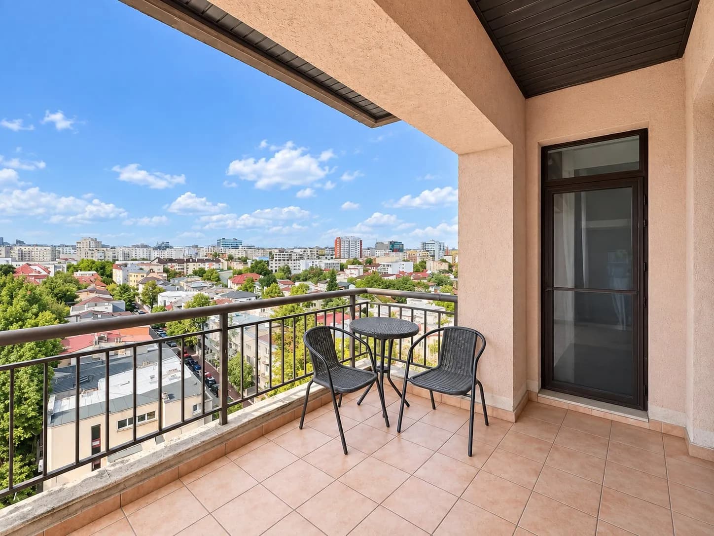 Apartament, 2 camere, de închiriat, Unirii — Balcon cu vedere spre oraș și mobilier exterior