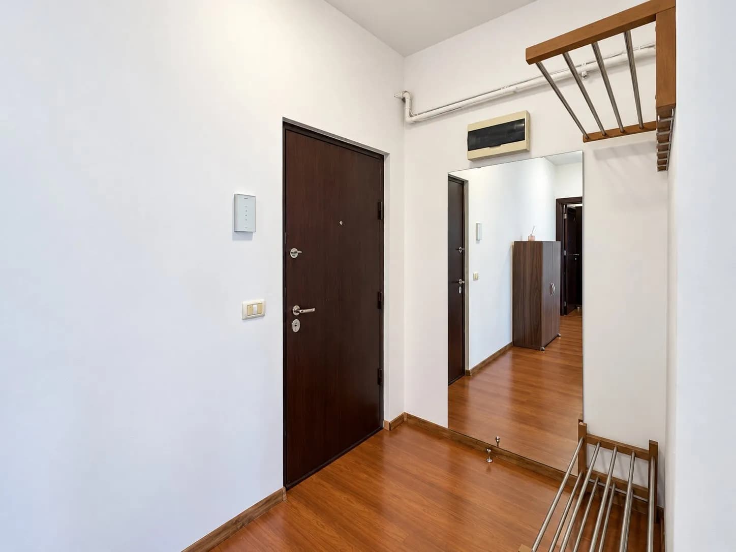 Hol apartament cu ușă de intrare și scări
