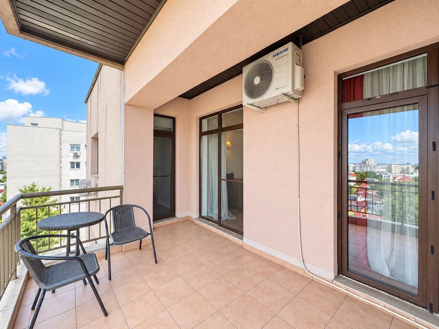Balcon mic cu masă și scaune, vedere oraș