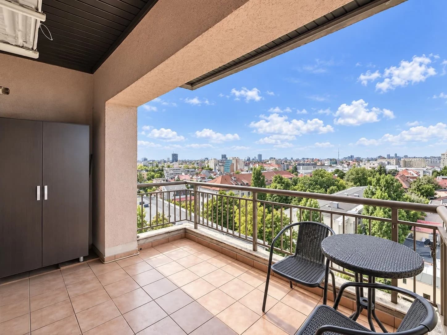 Balcon mare cu vedere spre centrul orașului