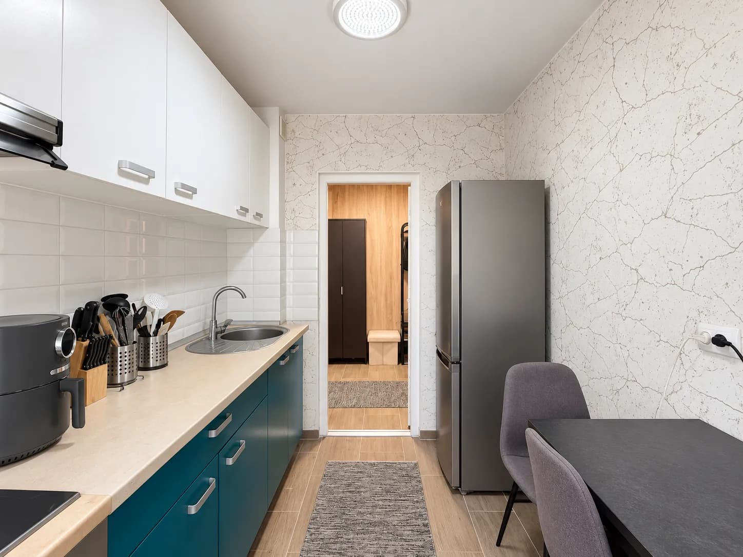 Apartament, 2 camere, de vânzare, 1 Decembrie — Bucătărie deschisă cu mobilă albastră și blat lemn
