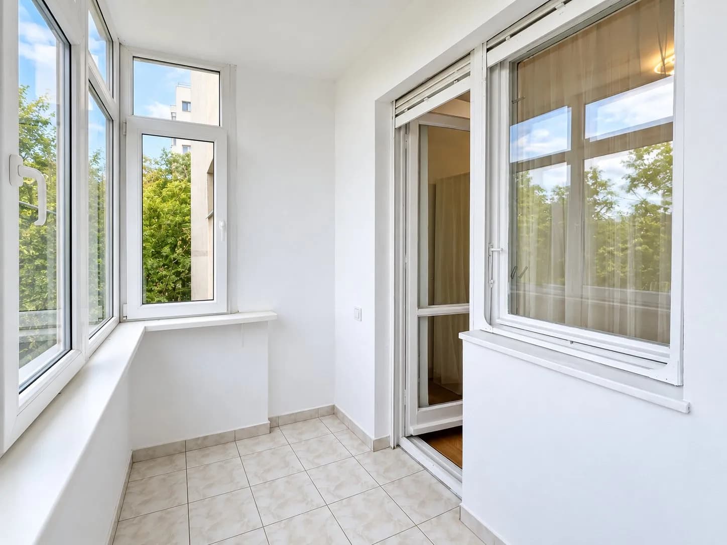 Balcon cu ferestre mari, vedere spre copaci