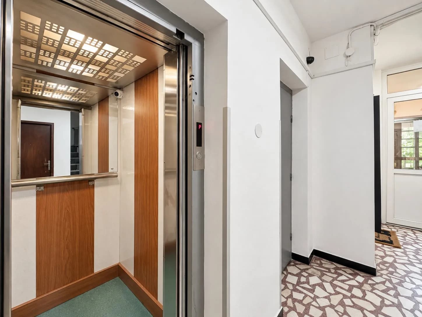 Lifturi și hol de intrare, apartament Obor