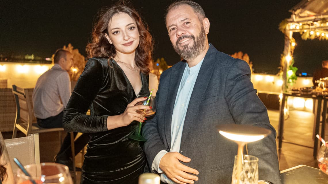 Depășește așteptările