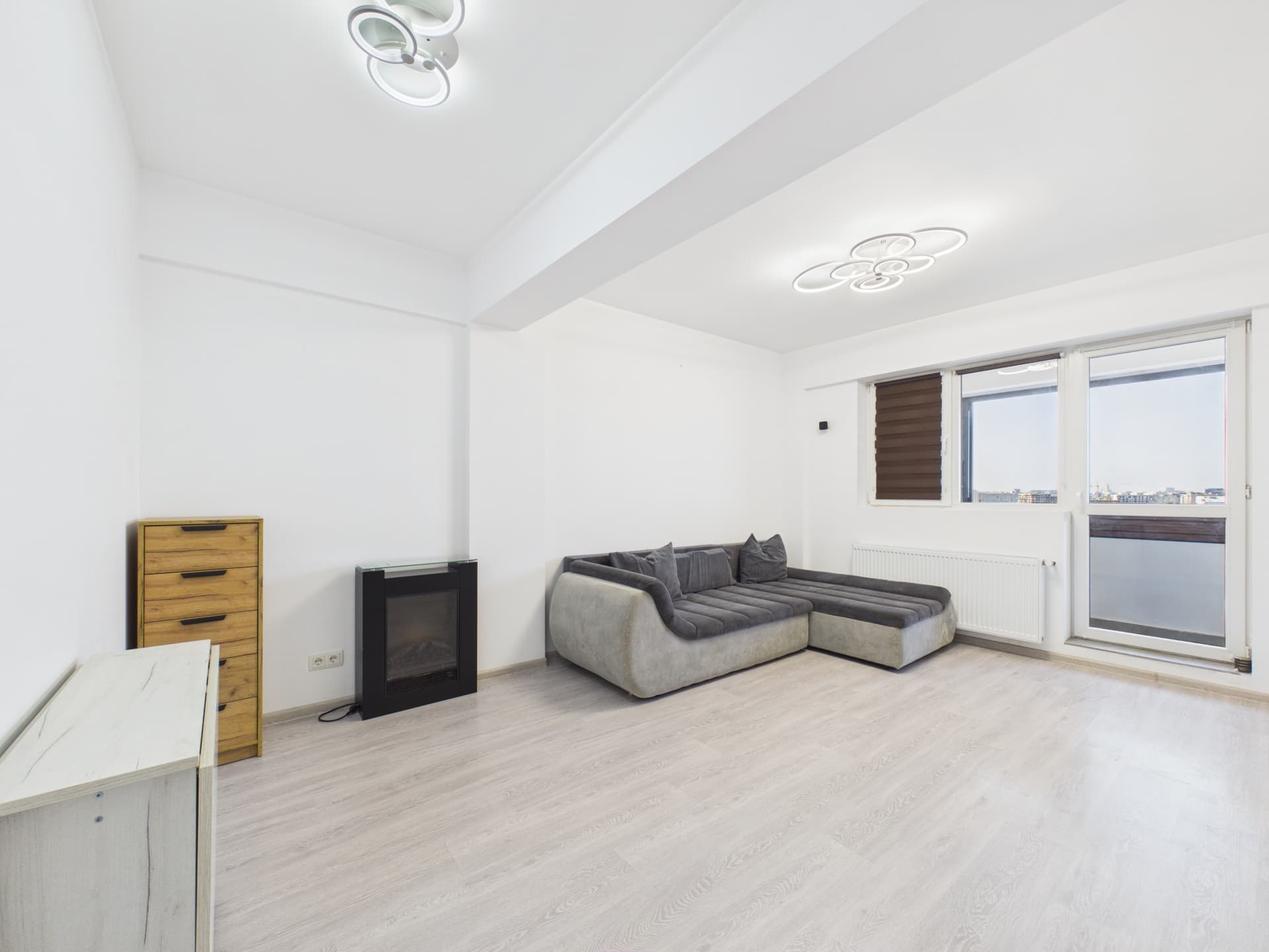 Apartament, 2 camere, de vânzare, Berceni — Living cu canapea gri și parchet, acces la balcon