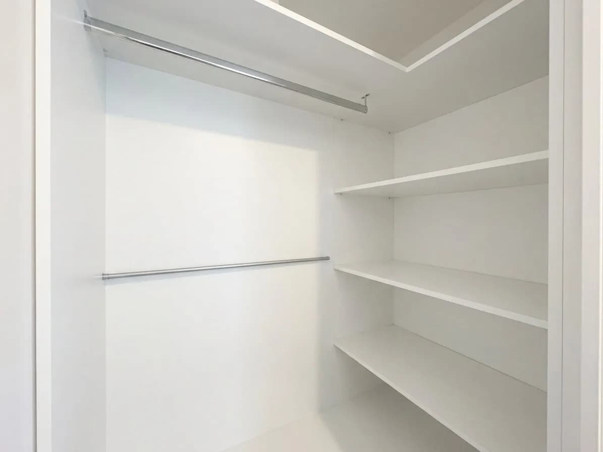 Dressing cu rafturi deschise și bară
