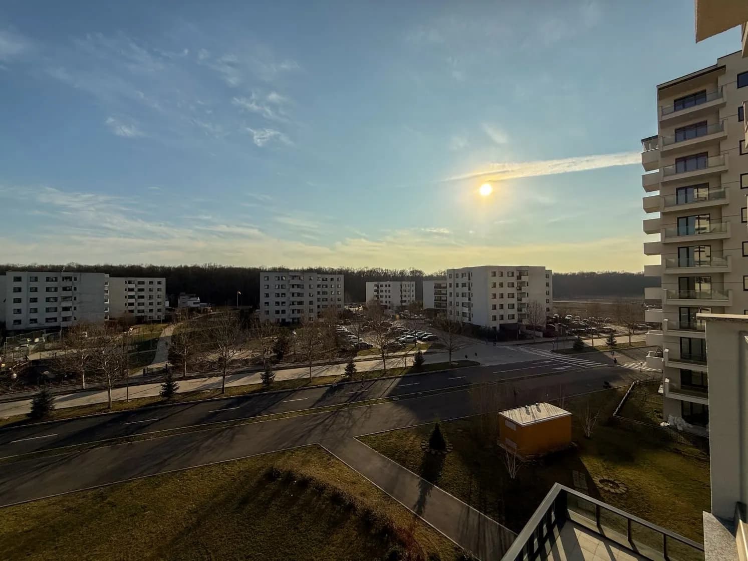 Vedere din balcon la apus peste zona rezidențială
