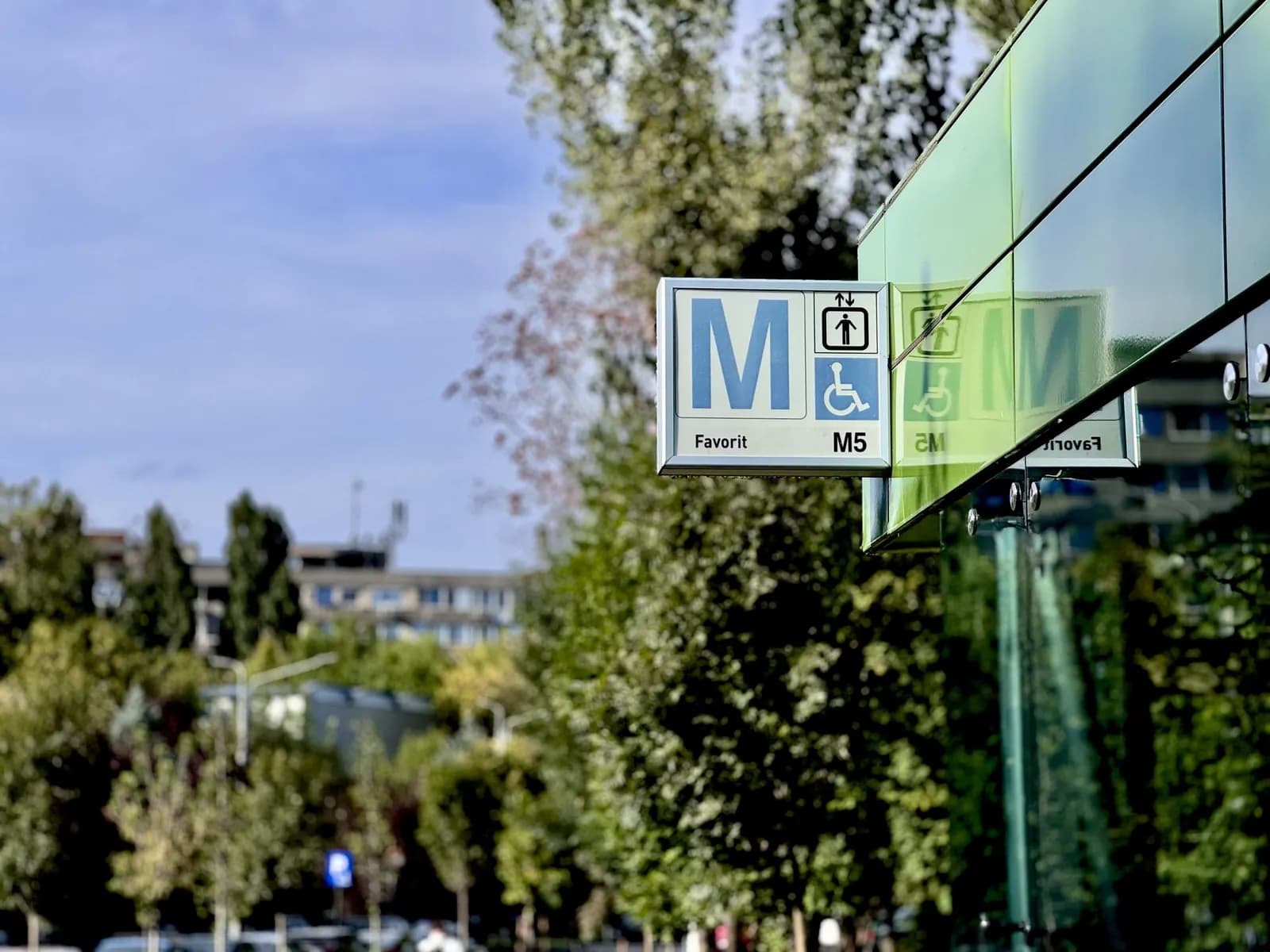 Indicator metrou M5 și semn accesibilitate