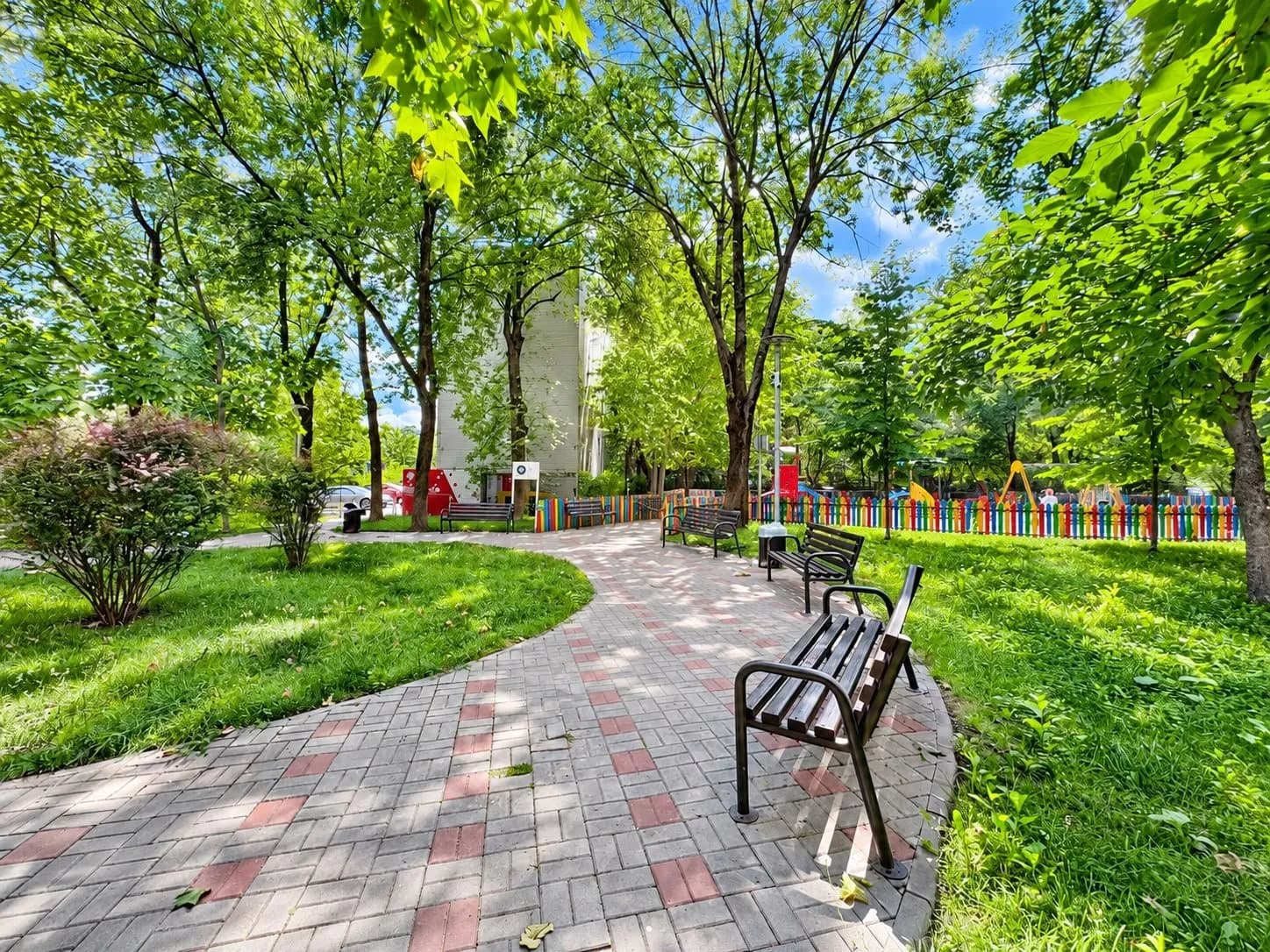 Spațiu verde public cu bănci și cărări