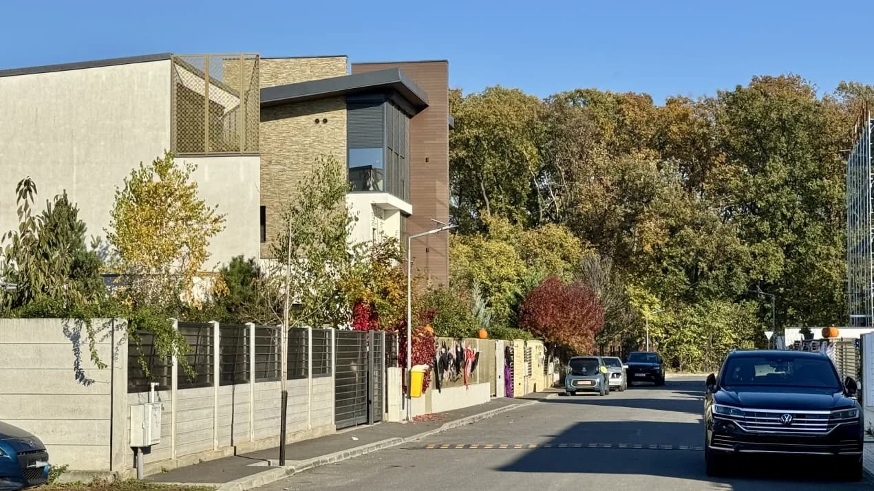 Teren, Șișești — Fațada casei, vedere din stradă cu parcare
