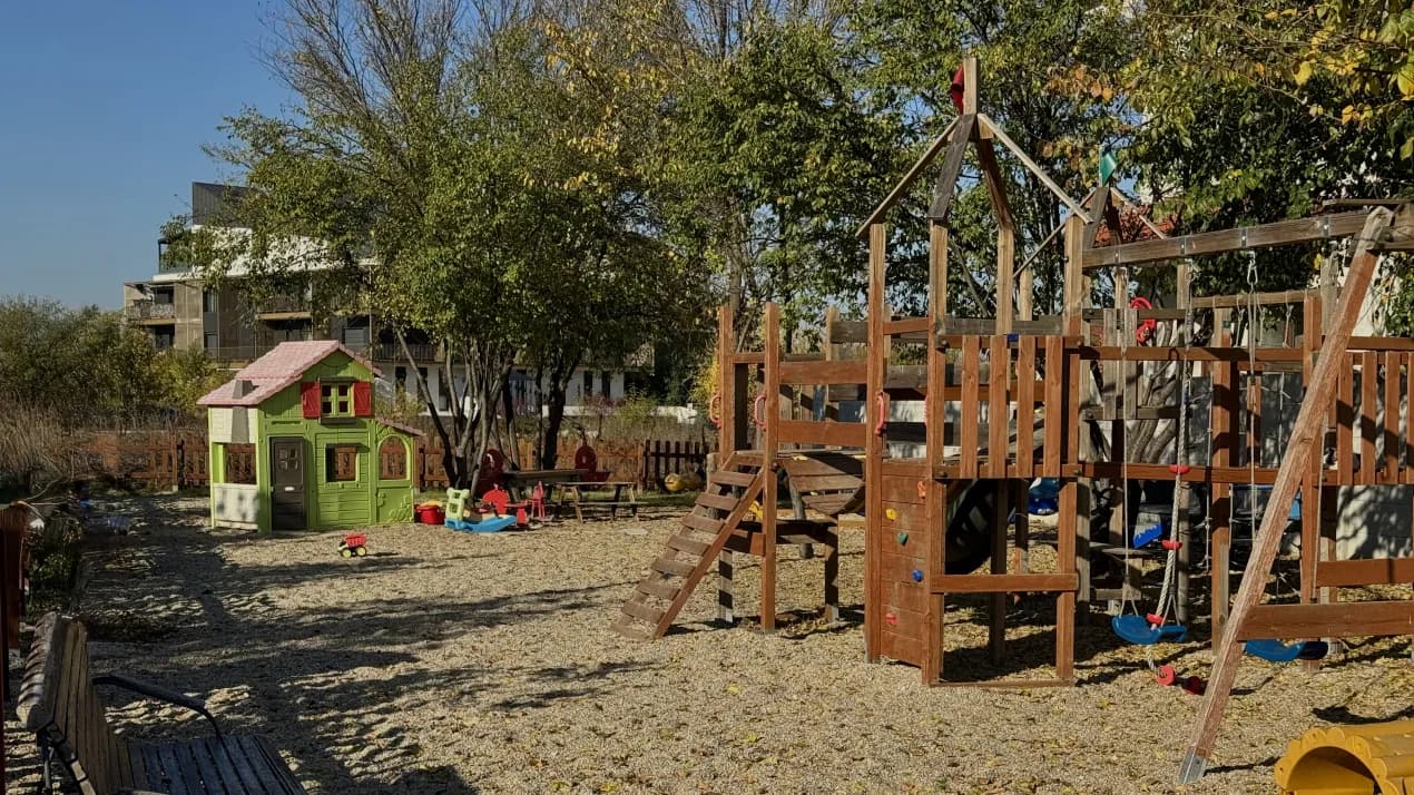 Curte cu loc de joacă și construcții auxiliare