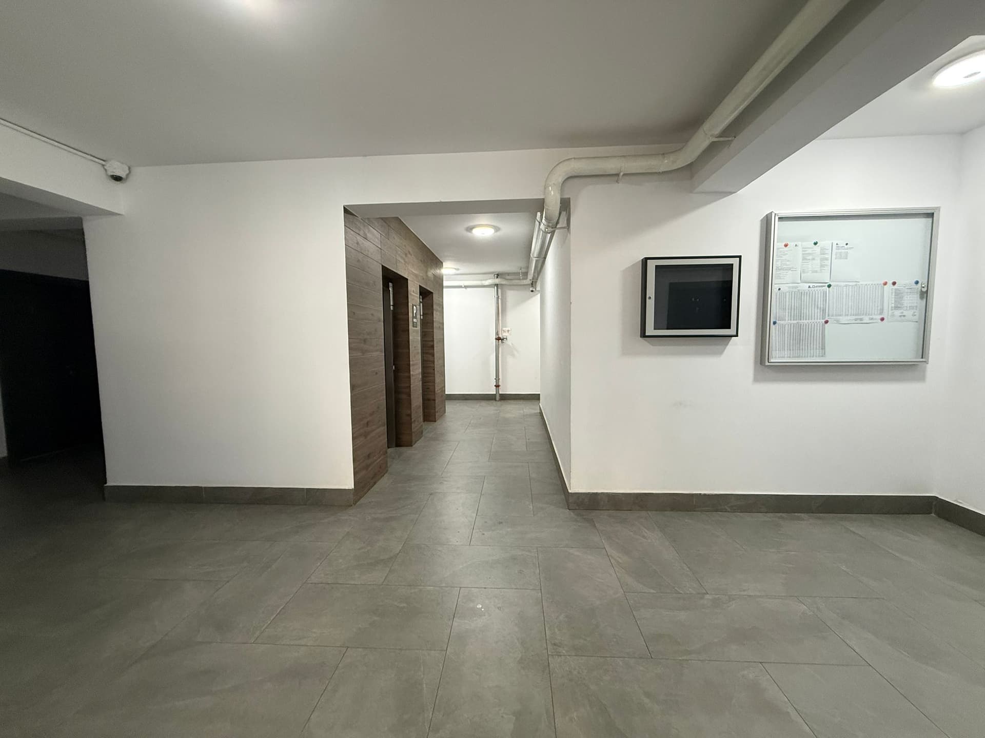 Coridor comun nefinisat cu ușile apartamentelor