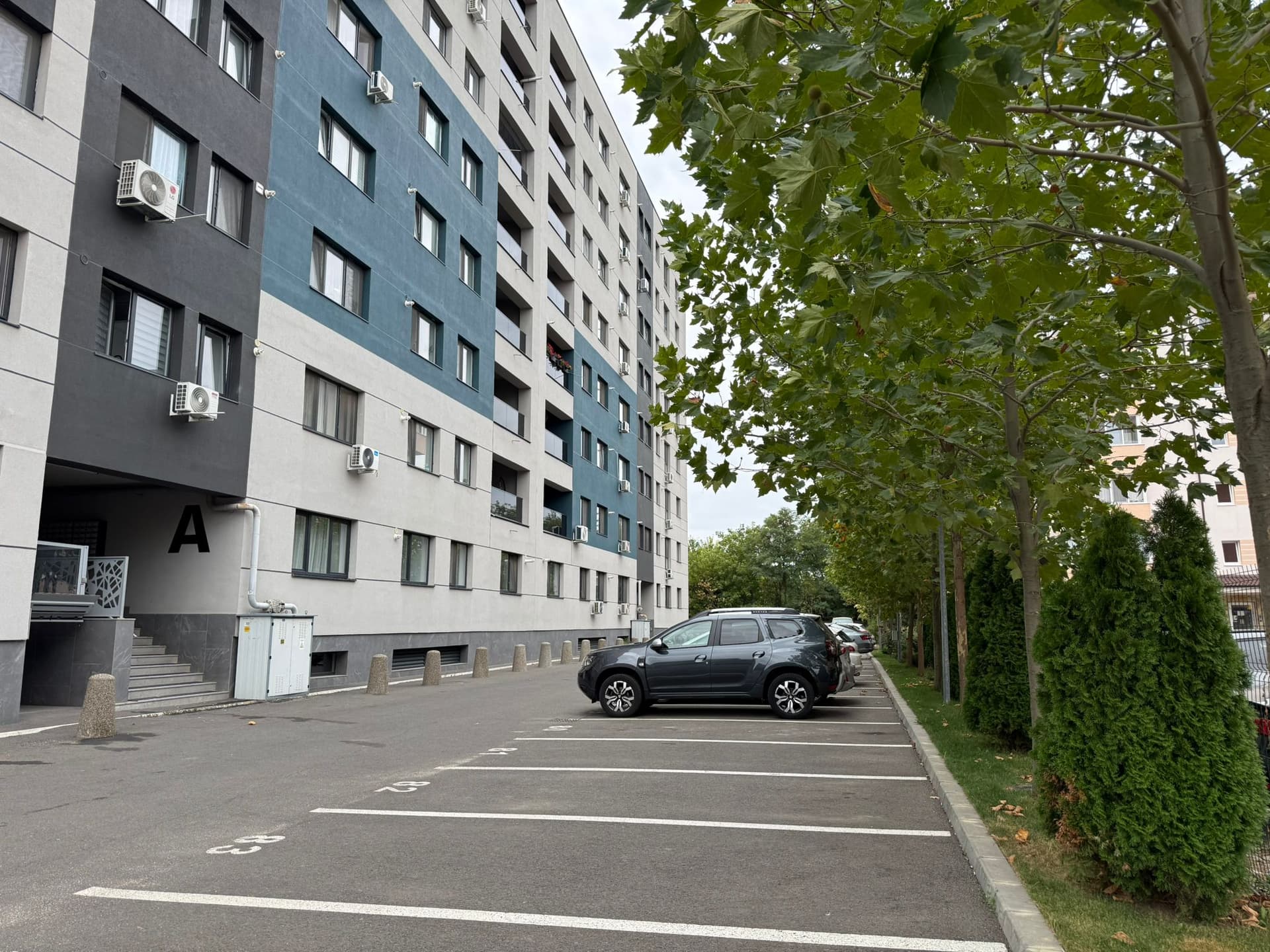 Parcare subterană cu bloc rezidențial și copaci
