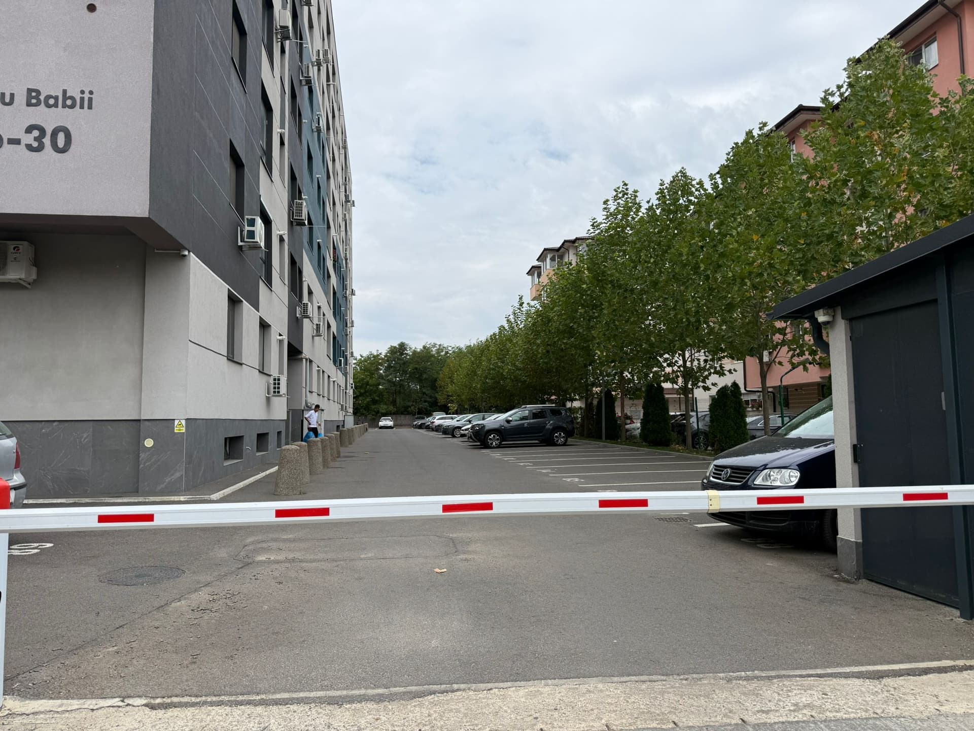 Parcare deschisă cu barieră, bloc de locuințe