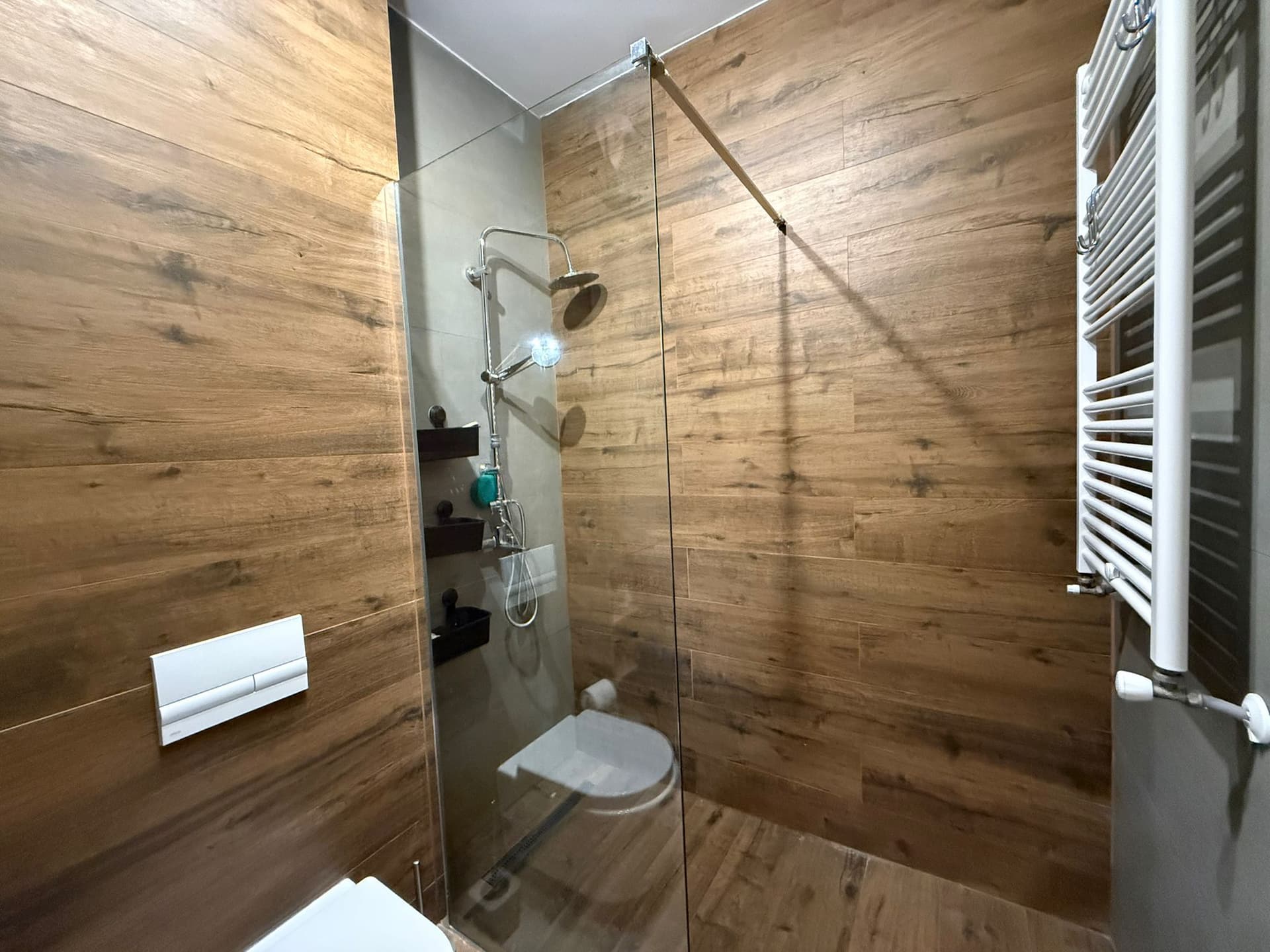 Duș cu panouri lemn și WC