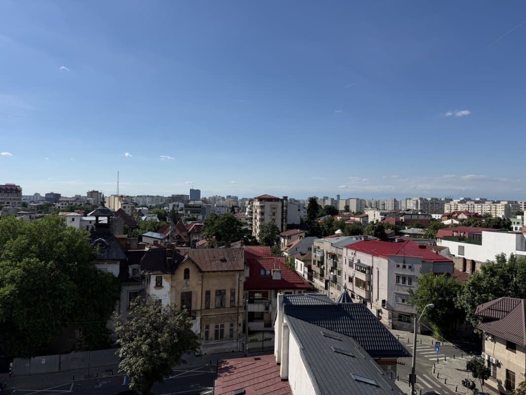 Vedere aeriană curte, locuri parcare, gazon