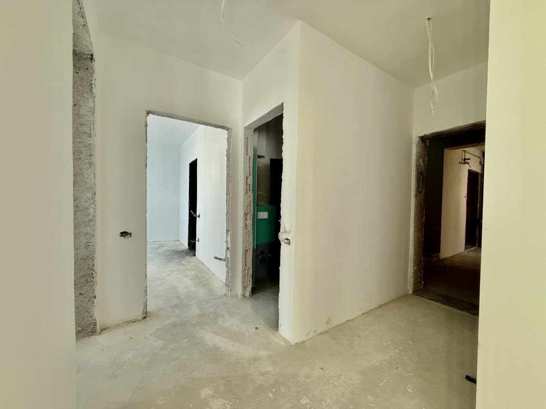 Coridor central cu ușile camerelor