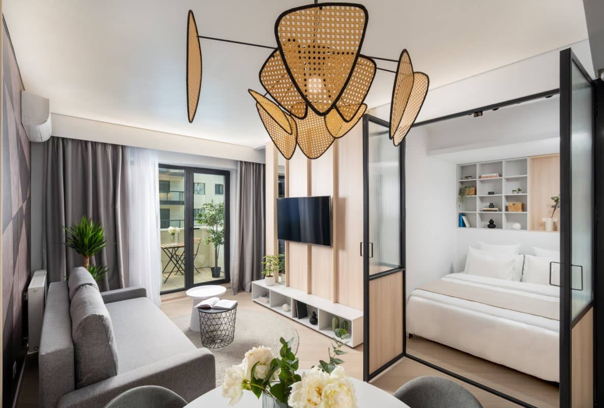 Living cu pat baldachin, balcon și mobilier