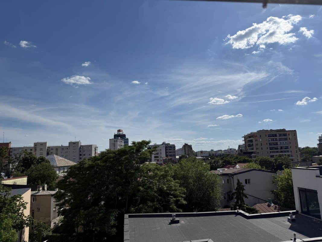 Perspectivă asupra clădirilor și copacilor din jur