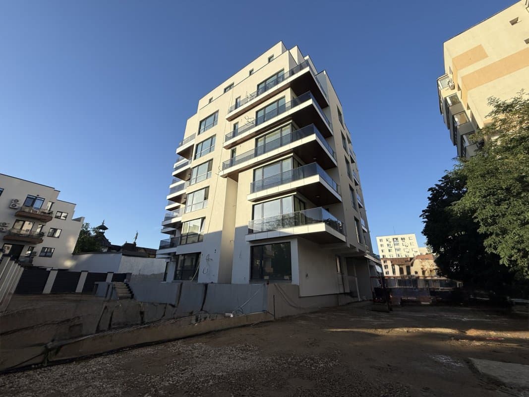 Apartament, 3 camere, Moșilor — Curte cu gazon și flori, gard gri