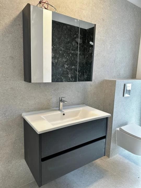 Baie cu lavoar și mobilier negru