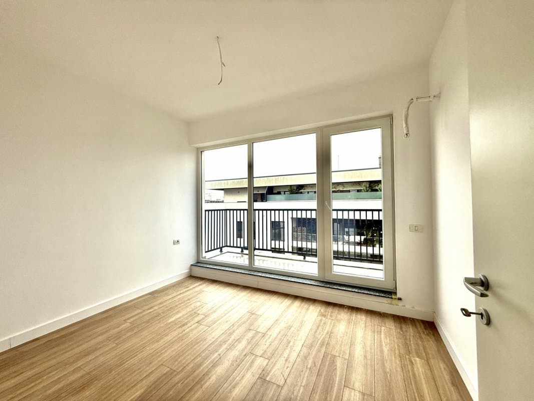 Dormitor cu balcon și ușă glisantă