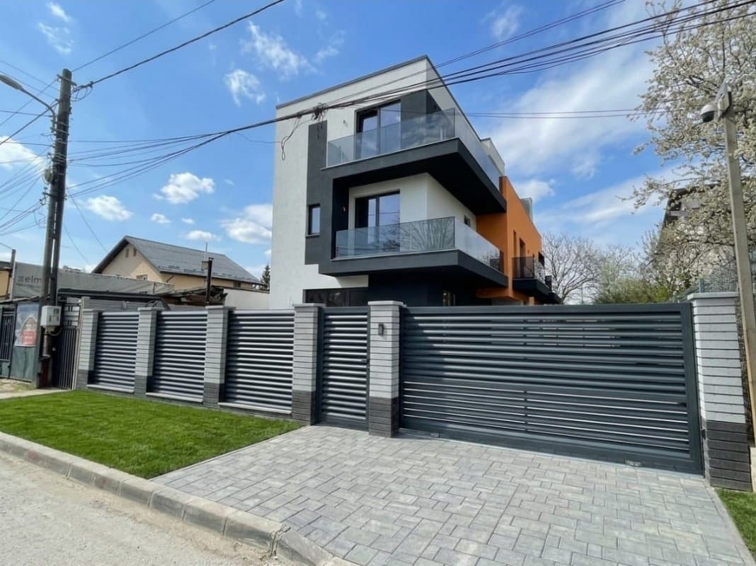 Casă, 6 camere, Șișești — Fațada casei cu gard și poartă metalică