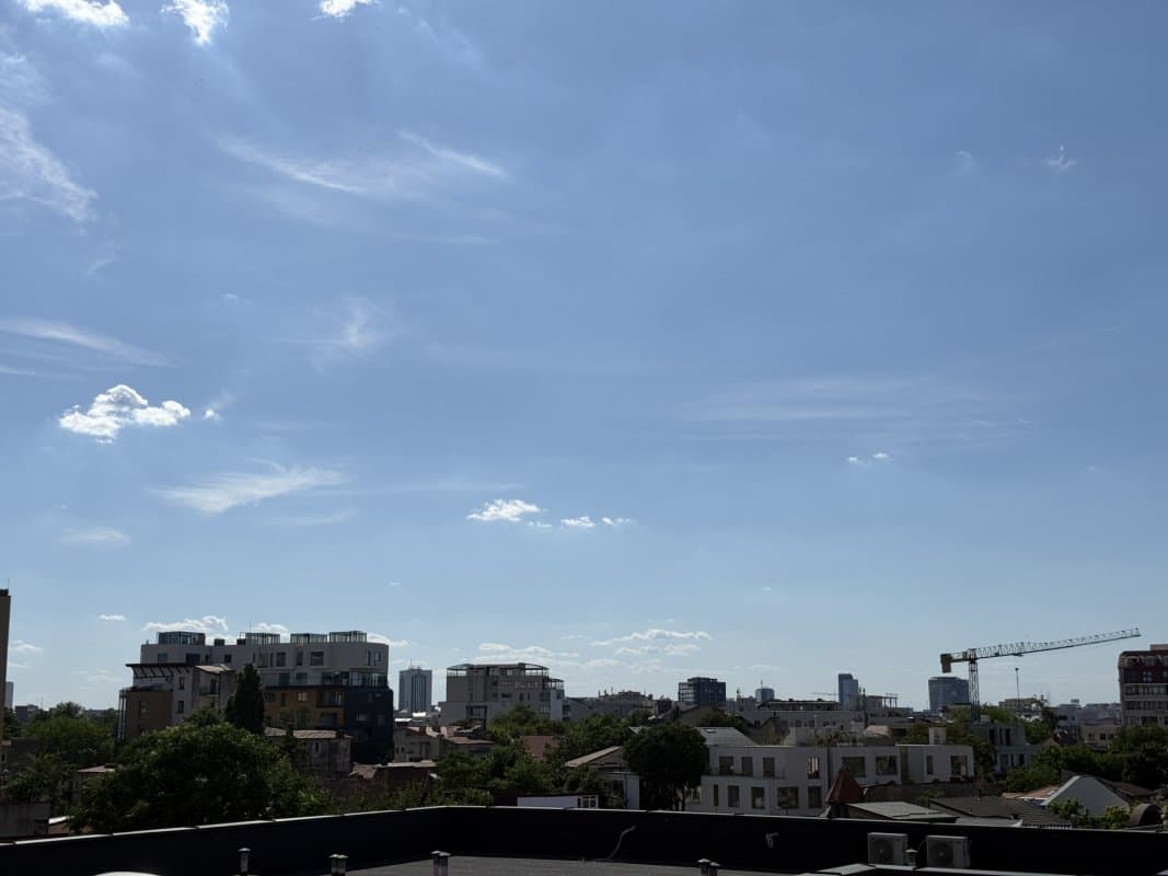 Panoramă urbană cu blocuri de locuințe