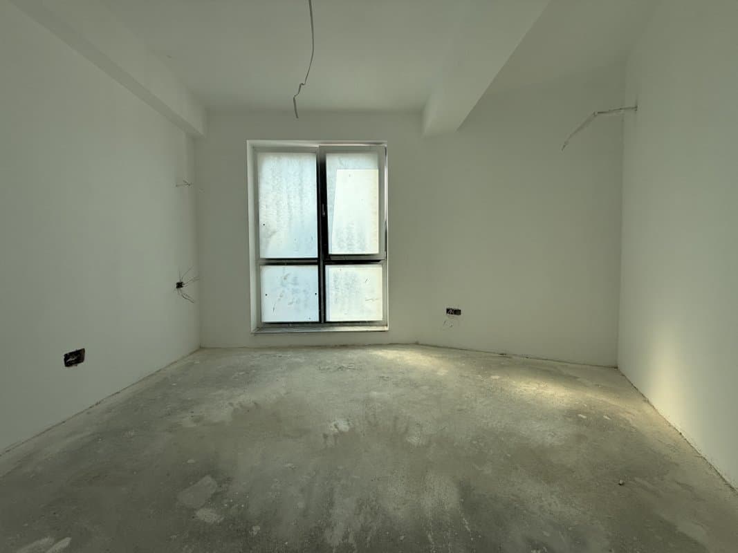 Cameră cu fereastră și pardoseală de beton