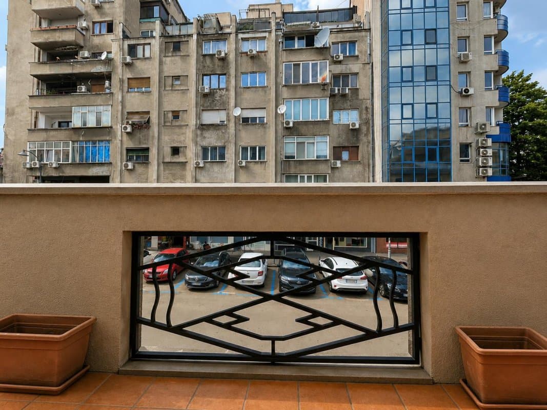 Balcon cu vedere spre parcare și blocuri vecine
