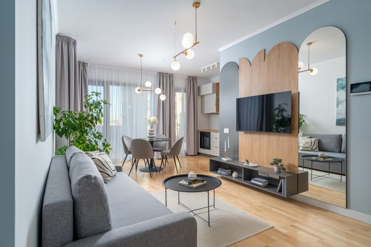 Apartament, 2 camere, Pipera — Living deschis cu canapea, masă de dining și TV