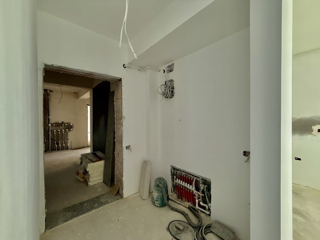 Interior apartament în construcție, cameră goală