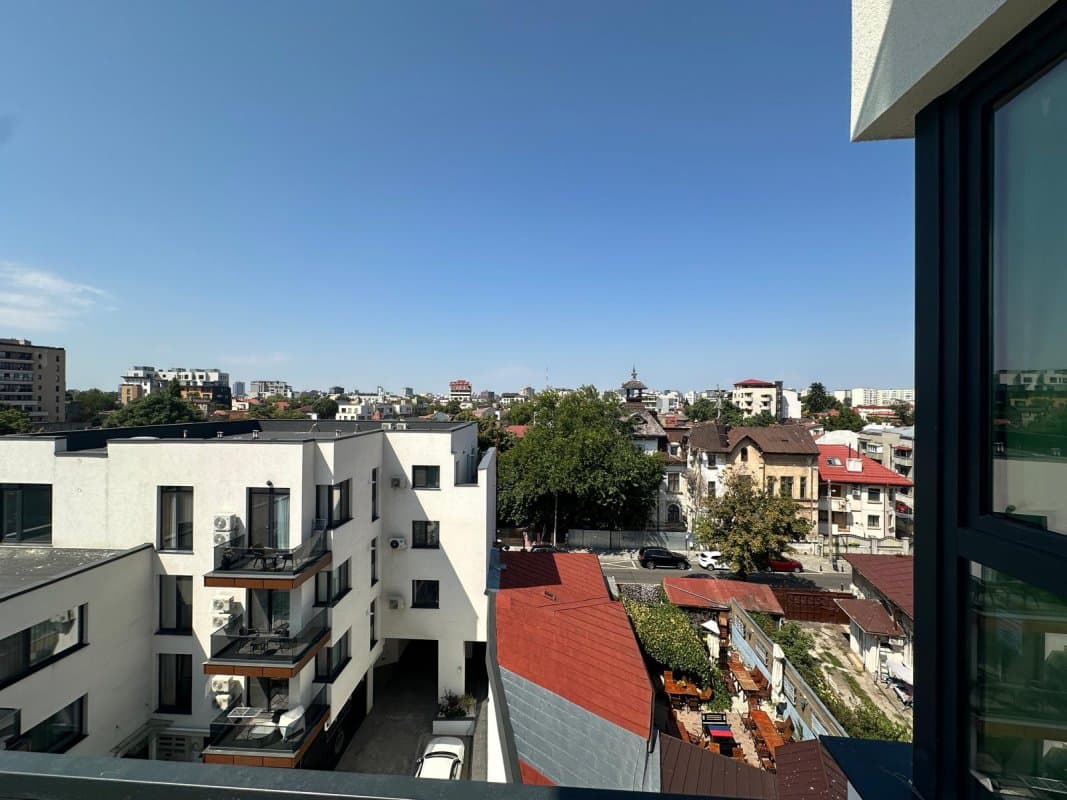 Cameră cu fereastră, pereți și pardoseală nefinisate