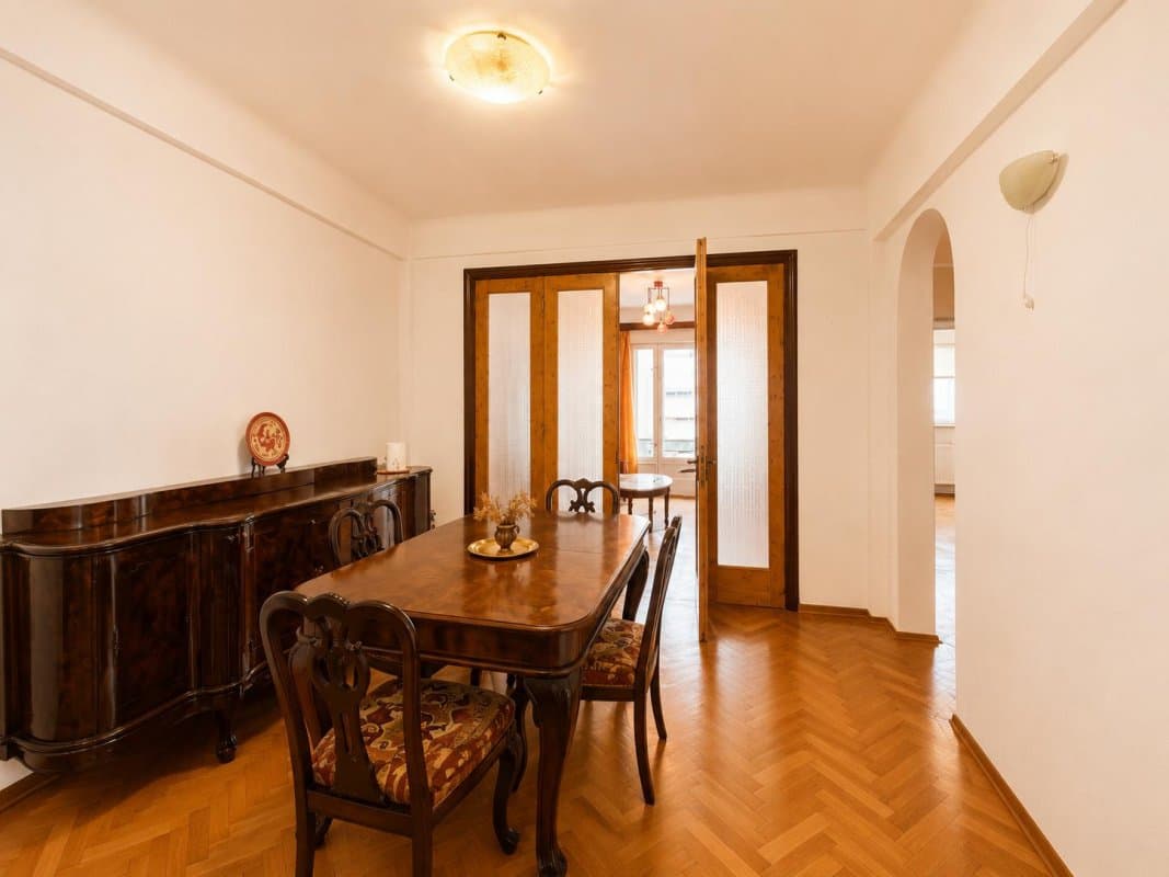 Sufragerie cu fereastră arcadă, mobilier clasic lemn, acces hol
