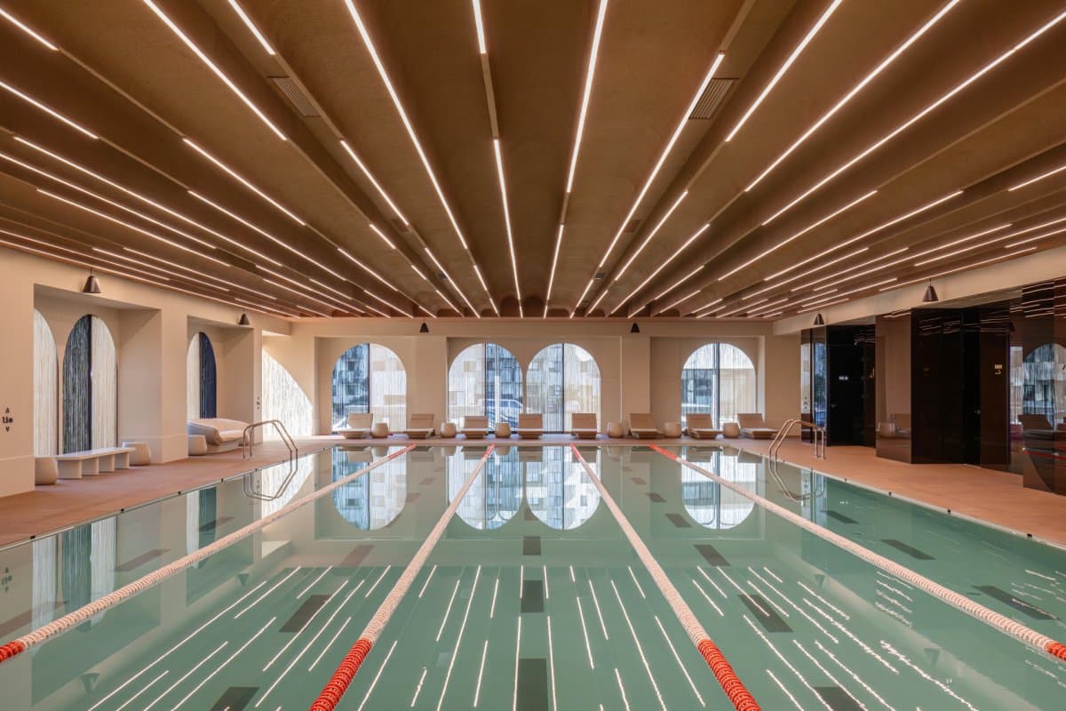 Piscină interioară cu cărări de înot, tavan iluminat
