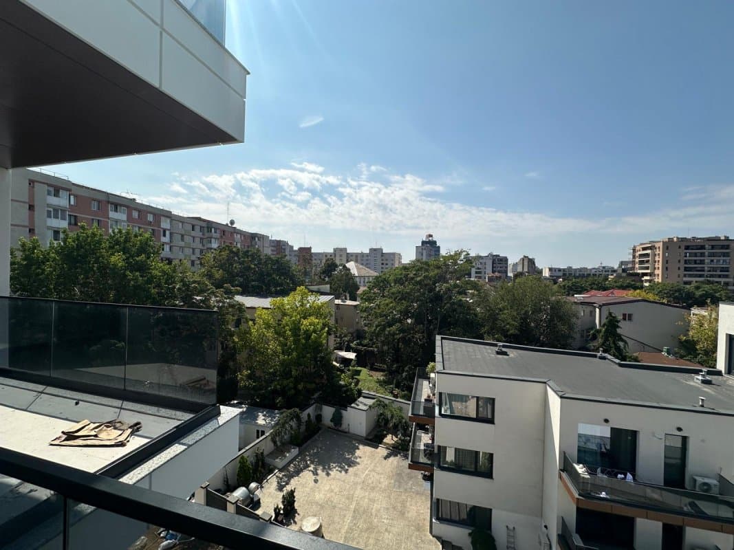 Cameră din alt unghi, ușă către balcon