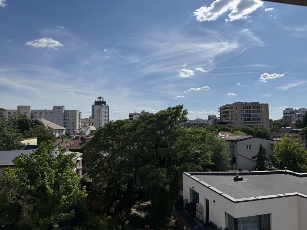 Perspectivă laterală, clădiri și spații verzi