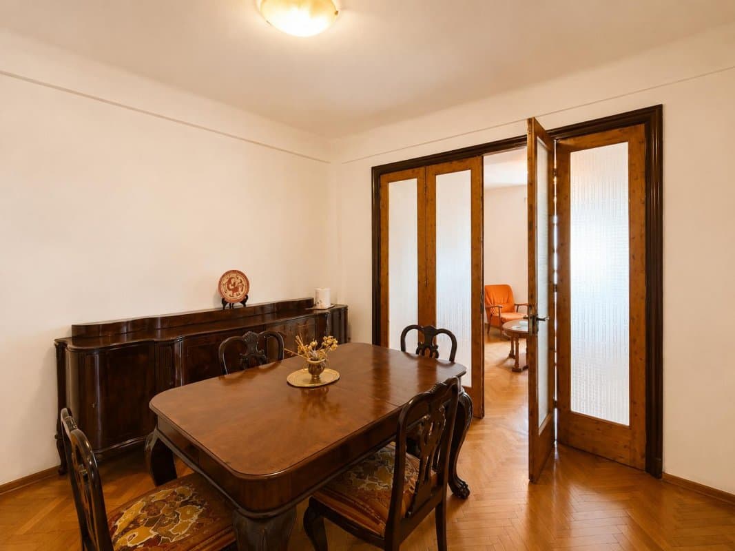 Sufragerie, vedere spre ușa cu geamuri, bufet închis lemn