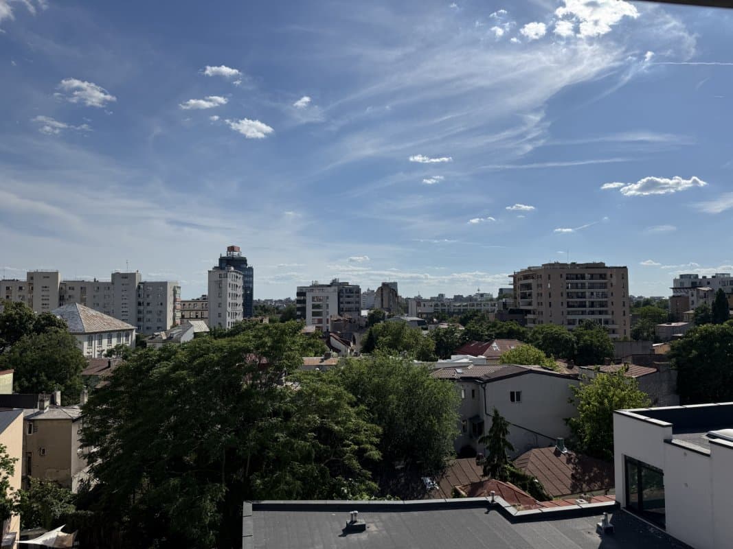 Vedere din terasă către orizont cu clădiri