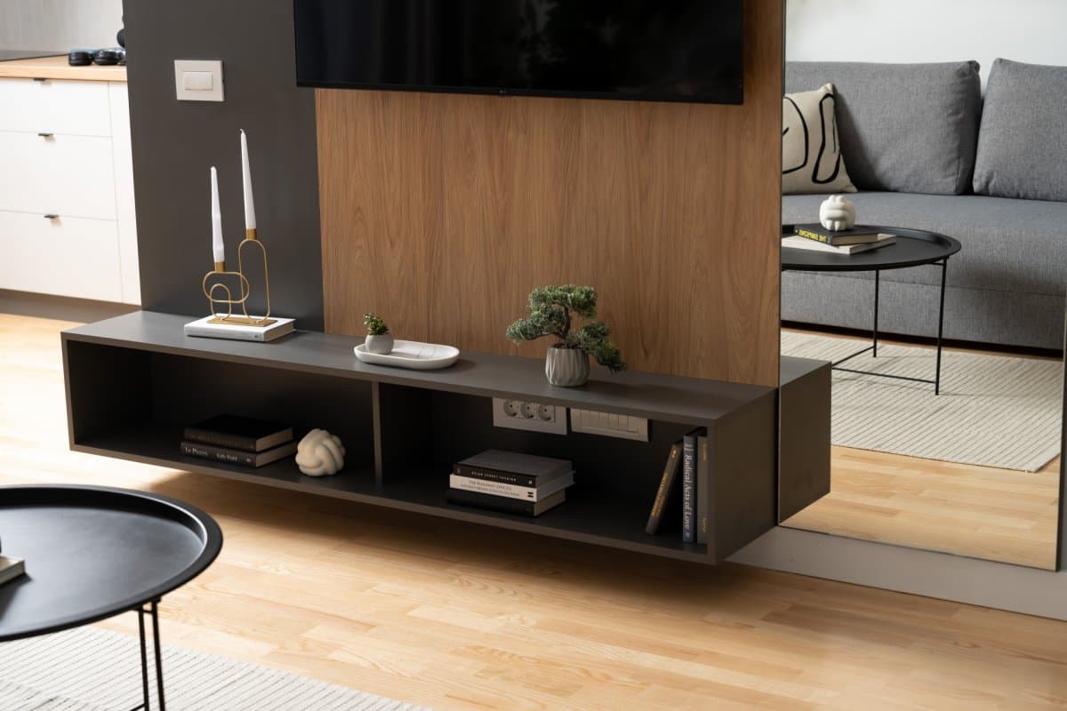 Living cu mobilier și TV pe perete