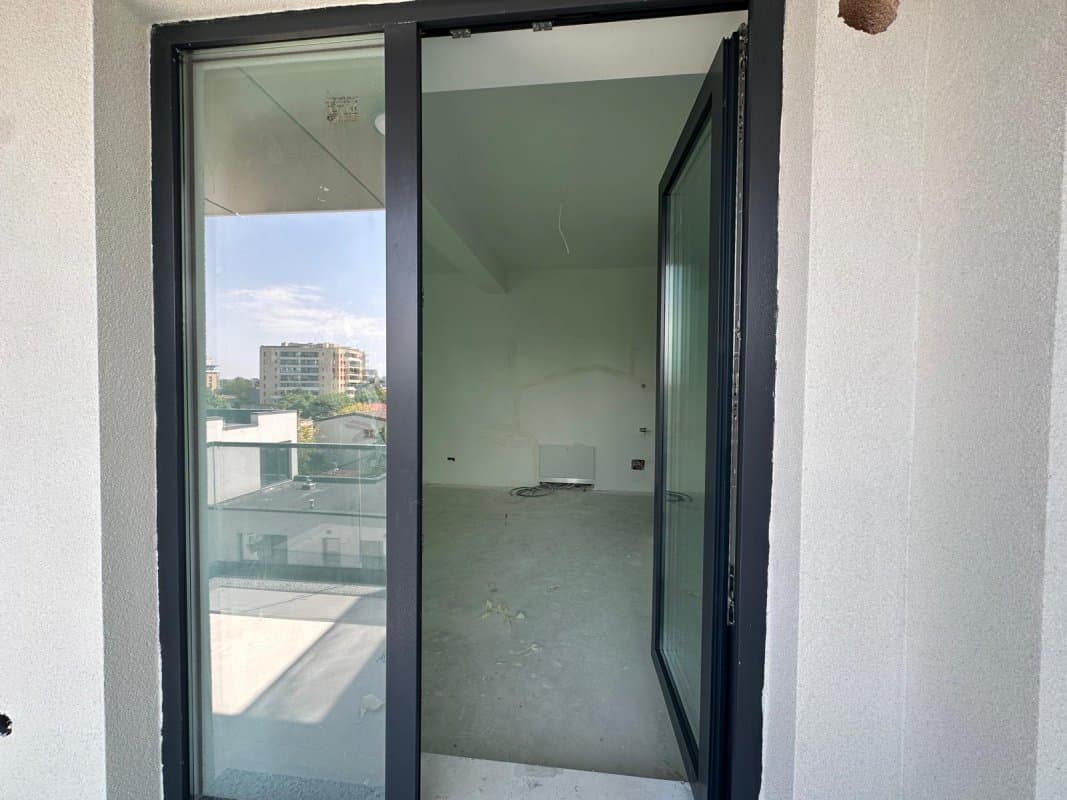 Cameră cu fereastră, vedere spre exterior