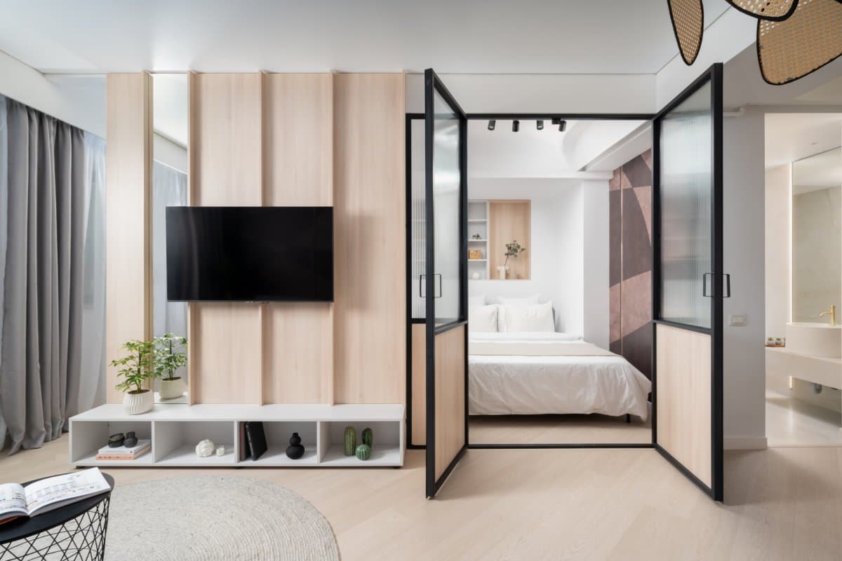 Apartament, 2 camere, Pipera — Dormitor cu pat baldachin, perete TV cu depozitare