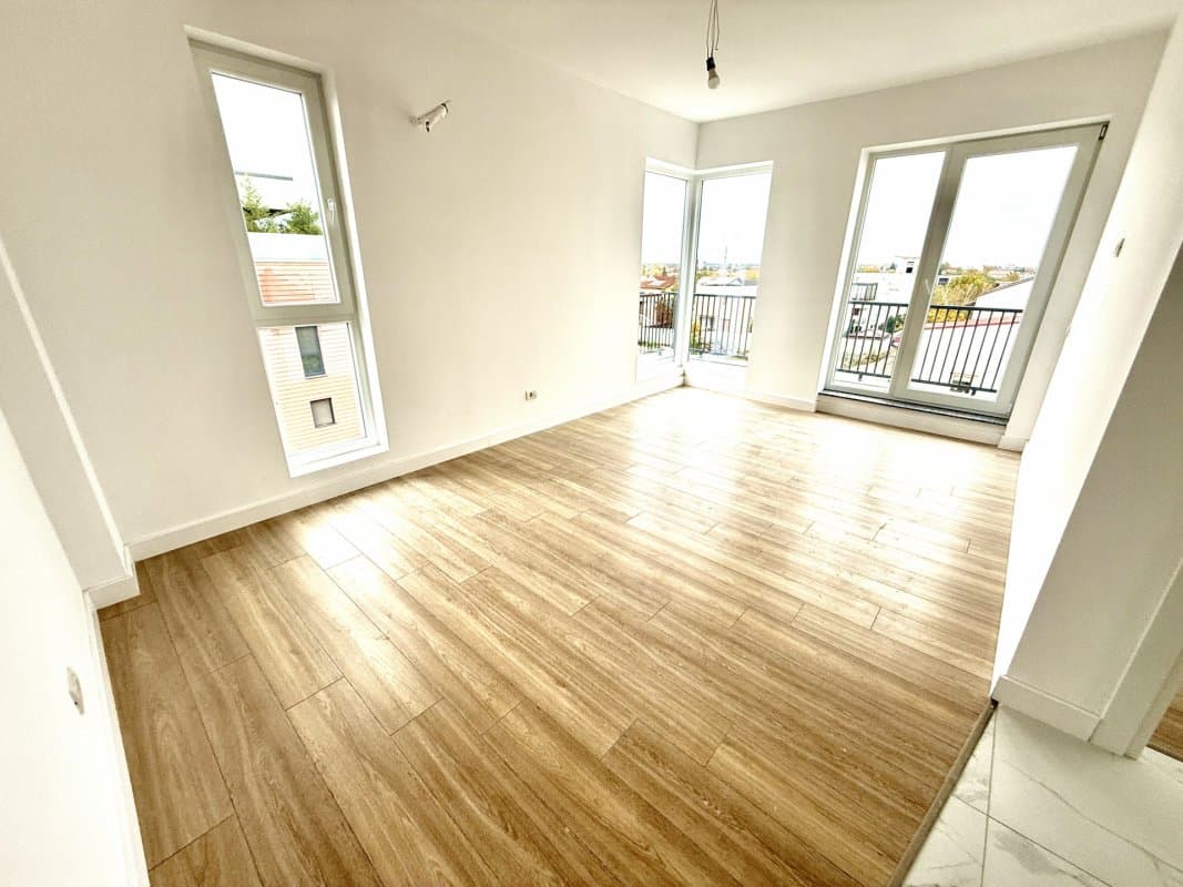 Living deschis cu parchet și acces la balcon