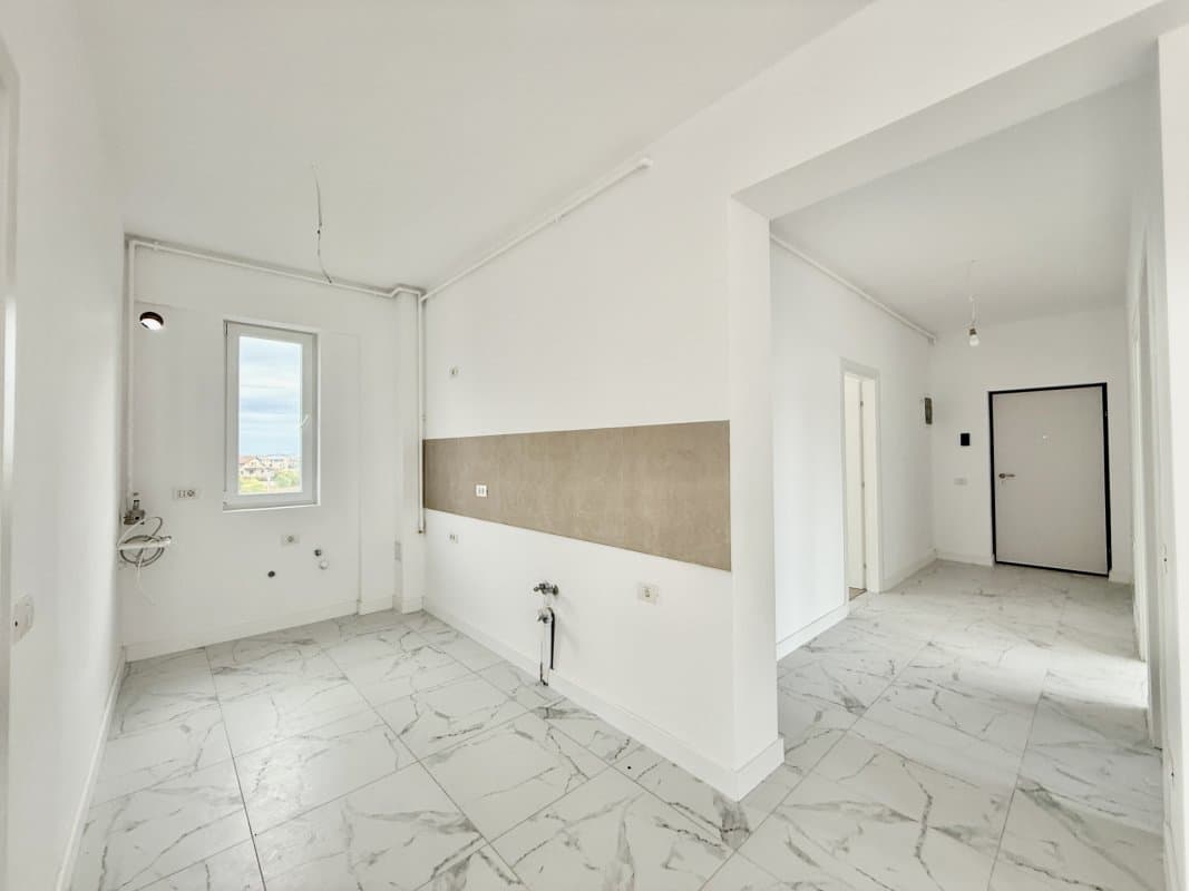 Baie cu cadă, perete compartimentor, fereastră