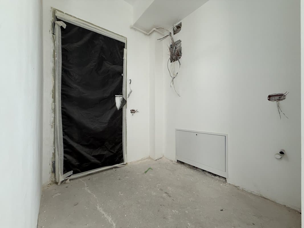 Interior nefinisat, ușă și pereții goi