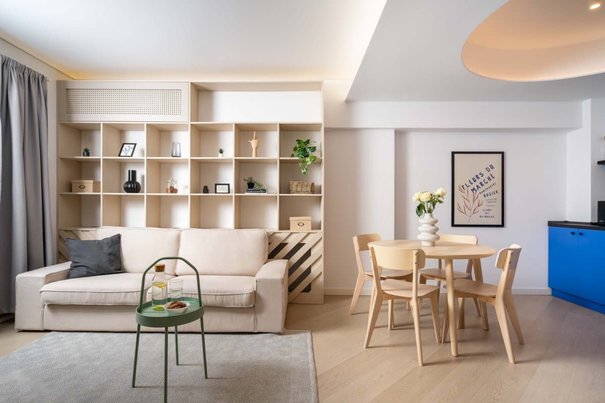 Living și dining integrate, cu birou și rafturi de depozitare