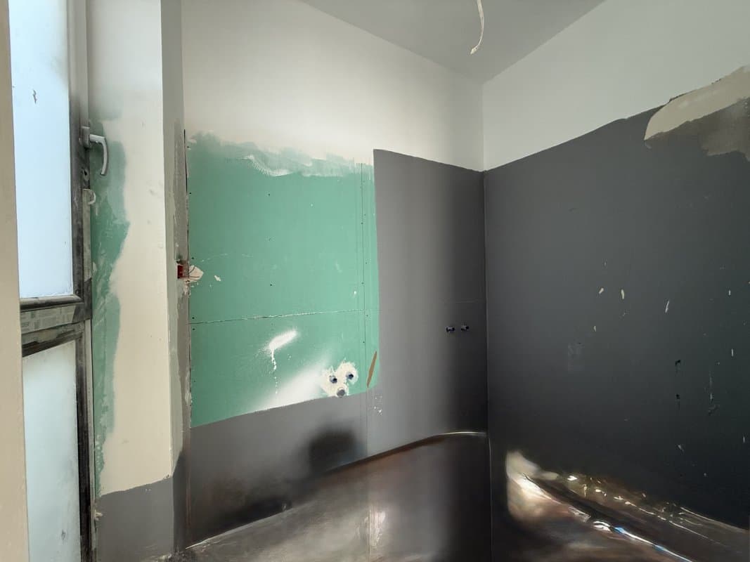 Interior nefinisat cu pereți în renovare