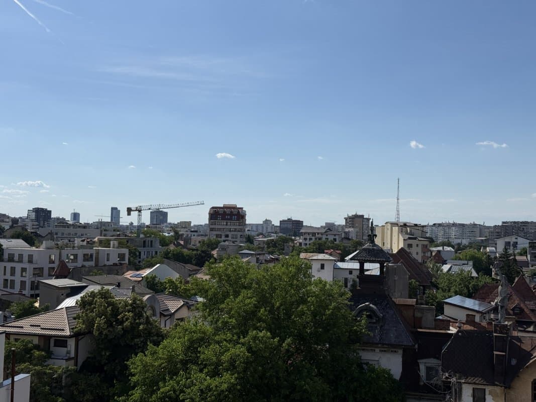 Apartament, 4 camere, Centru — Vedere din balcon spre centrul orașului