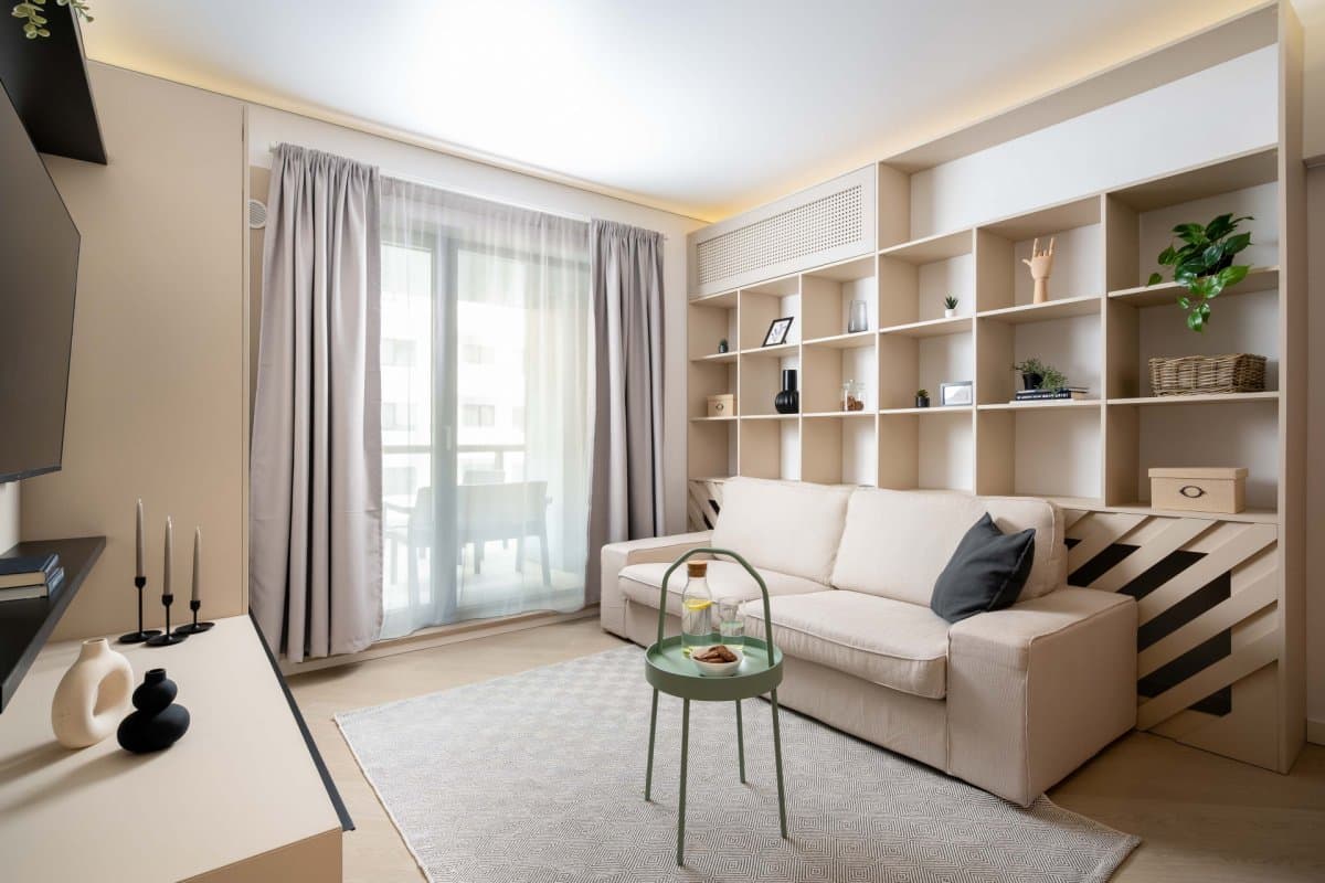 Apartament, 3 camere, Pipera — Living cu canapea și rafturi încorporate, Pipera